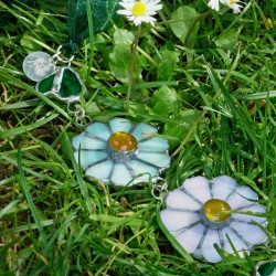 Halskette Daisy, Nahaufnahme Tiffany-Glasblüten Halskette Daisy, Nahaufnahme Tiffany-Glasblüten