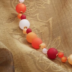 Halskette Poppy, Detailansicht der matten Polarisperlen und vergoldeten Metallscheiben links