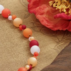 Halskette Poppy, Detailansicht der matten Polarisperlen und vergoldeten Metallscheiben rechts
