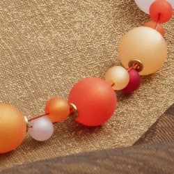 Halskette Poppy, Nahaufnahme der matten Polarisperlen und vergoldeten Metallscheiben