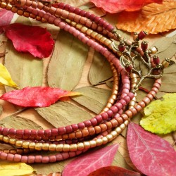 Halskette Autumn Splendor, Gesamtansicht der gefärbten Kokosholzperlen und des Schmuckelements aus bronzefarbenem Metall
