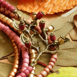 Halskette Autumn Splendor, Detailansicht vom Schmuckelement aus bronzefarbenem Metall und gefärbten Kokosholzperlen