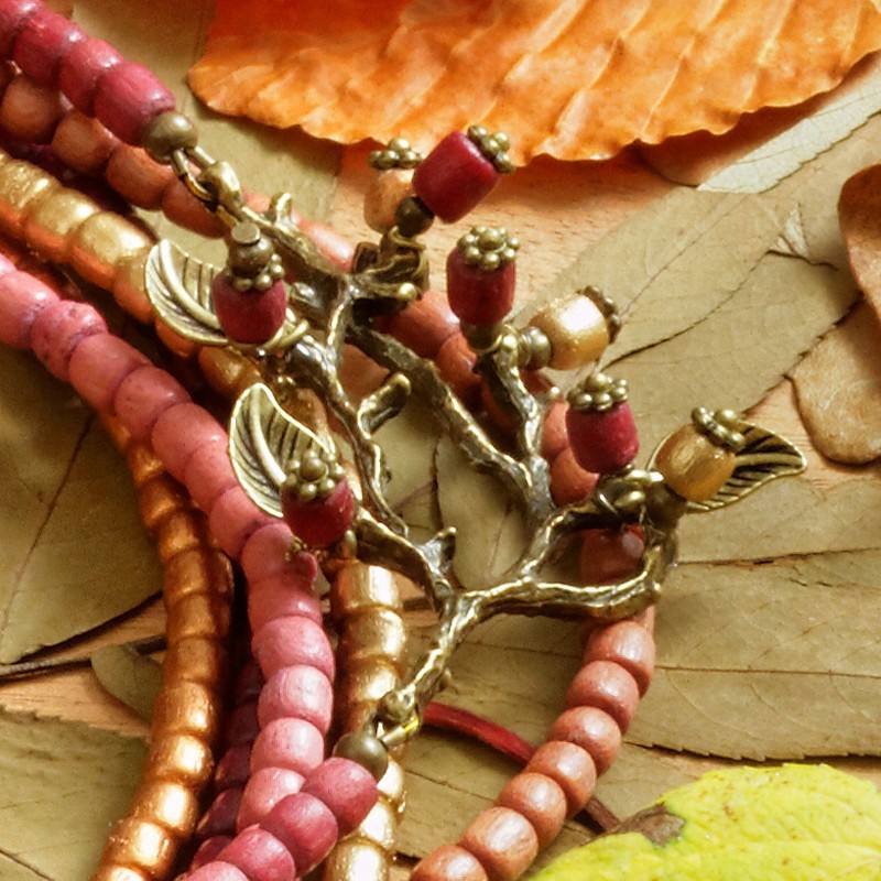 Halskette Autumn Splendor, Detailansicht vom Schmuckelement aus bronzefarbenem Metall und gefärbten Kokosholzperlen Halskette Autumn Splendor, Detailansicht vom Schmuckelement aus bronzefarbenem Metall und gefärbten Kokosholzperlen