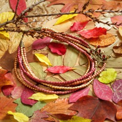 Halskette Autumn Splendor, Gesamtansicht der 6-reihigen Halskette aus Kokosholzperlen und bronzefarbenem Metall