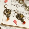 Schmuck-Set Herbstmelodie, Nahaufnahme der Ohrringe aus bronzefarbenem Metall und geschliffenen Glasperlen