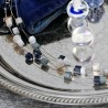 Halskette Würfelchen, Detailansicht der Würfelperlen vorn links