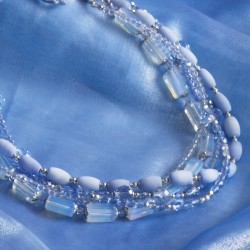 Halskette Thetis, Detailansicht der Glas- und Kristallperlen