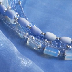 Halskette Thetis, Detailansicht der Glas- und Kristallperlen links