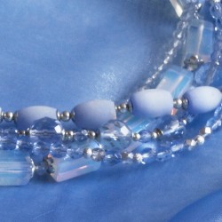 Halskette Thetis, Nahaufnahme der wasserblauen Glas- und Kristallperlen