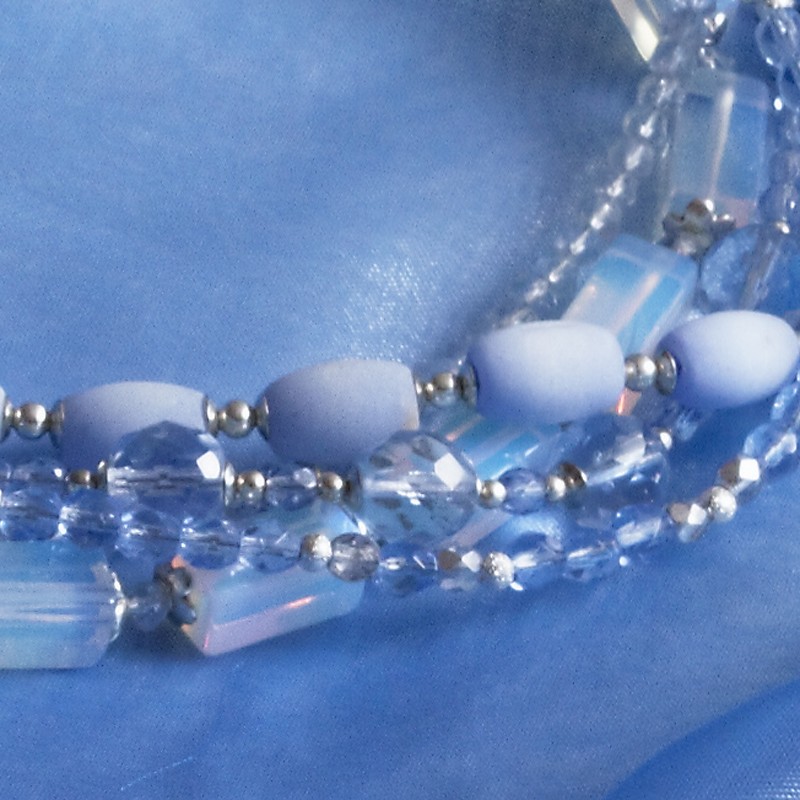 Halskette Thetis, Nahaufnahme der wasserblauen Glas- und Kristallperlen Halskette Thetis, Nahaufnahme der wasserblauen Glas- und Kristallperlen