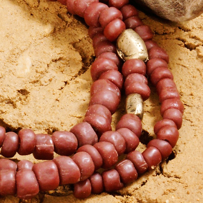 Halskette Himba, Nahaufnahme der handgefertigten Glasperlen und bronzefarbenen Metallnuggets