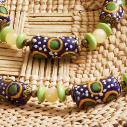 Schmuck-Set Kumasi, Nahaufnahme der handbemalten Glaspuderperlen, Glaslinsen und Orangencalcit-Kugeln Schmuck-Set Kumasi, Nahaufnahme der handbemalten Glaspuderperlen, Glaslinsen und Orangencalcit-Kugeln