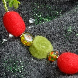 Halskette Red 'n Green, Nahaufnahme der Filz- und Glasperlen in der Kette links