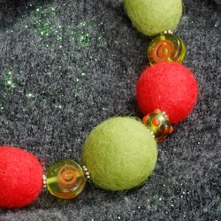 Halskette Red 'n Green, Nahaufnahme der Filz- und Glasperlen im Mittelteil der Kette