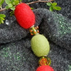 Halskette Red 'n Green, Nahaufnahme der Filz- und Glasperlen in der Kette rechts