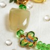 Armband White Onyx, Nahaufnahme vom weißen Onyx und einem Cloisonné-Schmetterling