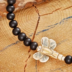 Halskette Ebony & Ivory, Detailansicht der Ebenholzperlen links und der aus Knochen geschnitzten Libelle