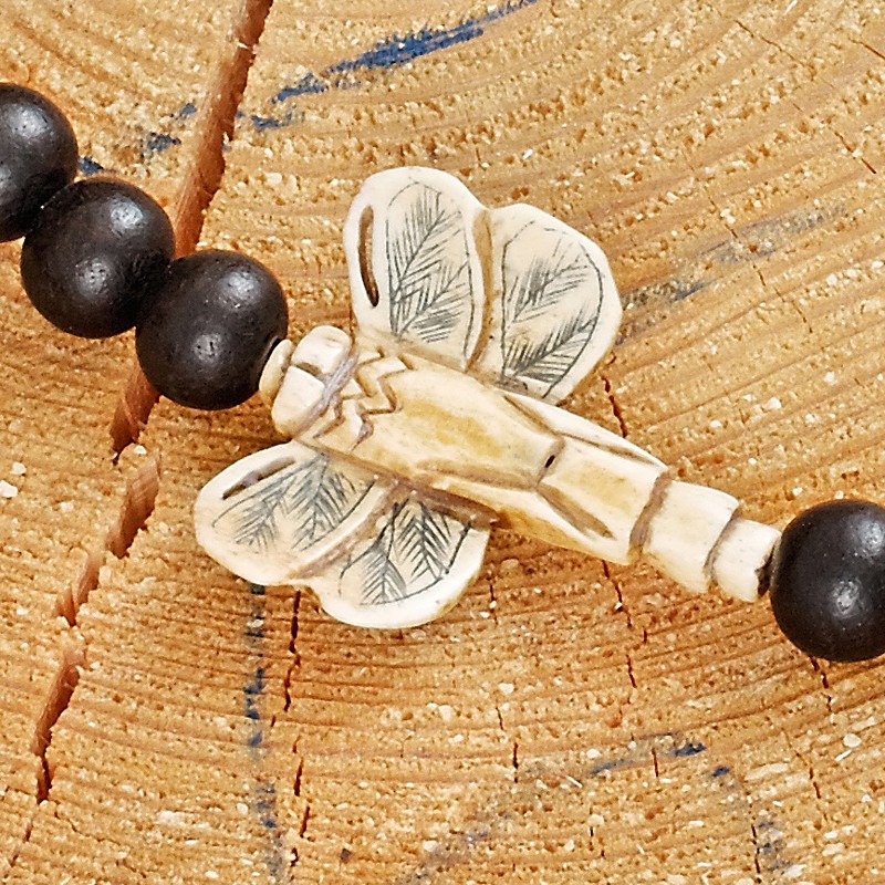 Halskette Ebony & Ivory, Nahaufnahme der aus Knochen geschnitzten Libelle (Focalperle) Halskette Ebony & Ivory, Nahaufnahme der aus Knochen geschnitzten Libelle (Focalperle)