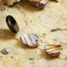 Halskette Ilmatar, Nahaufnahme zweier Achatperlen mit schwarzer Onyx-Scheibe