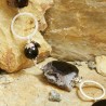 Halskette Ilmatar, Nahaufnahme einer Achatperle mit Onyx-Kugel und versilberten Metallringen