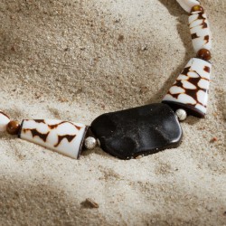 Halskette Rarotonga, Nahaufnahme der mittig plazierten Focalperle aus schwarzem Onyx