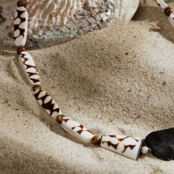 Halskette Rarotonga, Detailansicht der braun-weißen Muschelperlen links