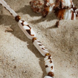 Halskette Rarotonga, Detailansicht der braun-weißen Muschelperlen rechts