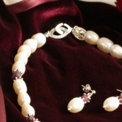 Schmuck-Set Perlen und Rubine, Detailansicht vom Kettenverschluß