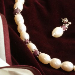 Schmuck-Set Perlen und Rubine, Detailansicht der Kette links
