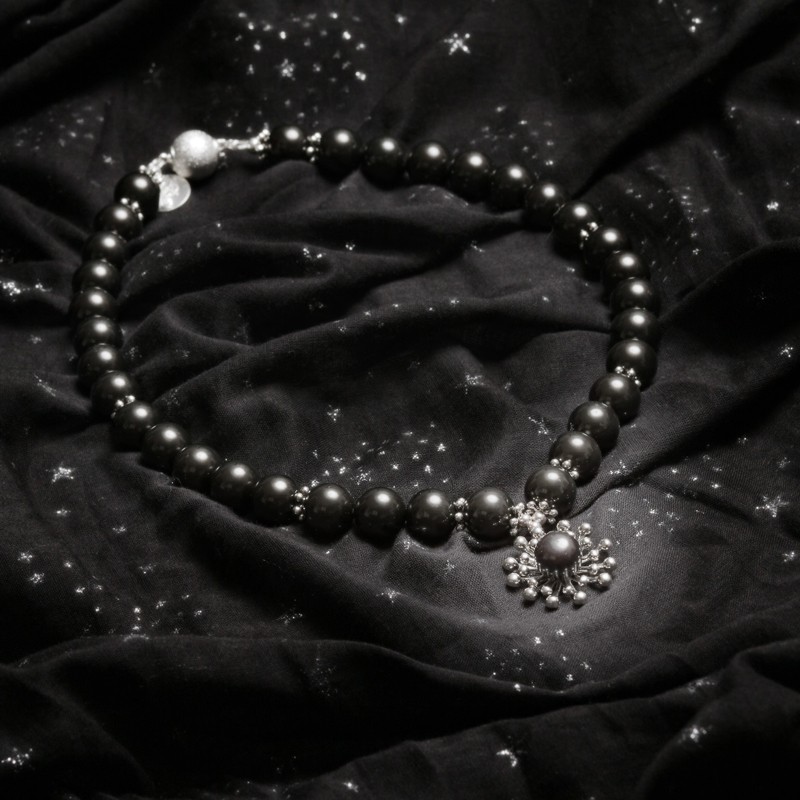 Halskette Black Star, Gesamtansicht