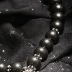 Halskette Black Star, Nahaufnahme der schwarzen Muschelkernperlen und versilberten Metallspacer