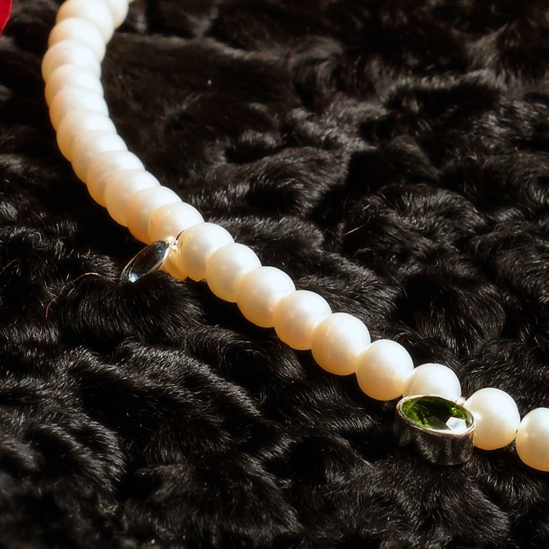 Halskette Princess, Detailansicht der Zuchtperlen und Anhänger mit Topas und Peridot