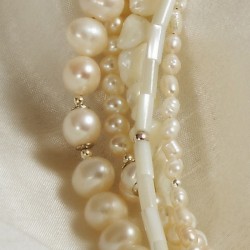 Halskette Smilla, Detailansicht der verschiedenen Perlmutt- und Zuchtperlen links