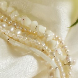 Halskette Smilla, Detailansicht der verschiedenen Perlmutt- und Zuchtperlen rechts