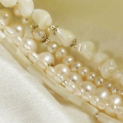Halskette Smilla, Nahaufnahme der verschiedenen Perlmutt- und Zuchtperlen vorn