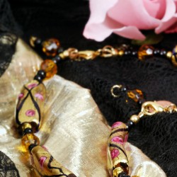 Schmuck-Set Nacht der Rosen, Detailansicht der Karabinerverschlüsse Schmuck-Set Nacht der Rosen, Detailansicht der Karabinerverschlüsse
