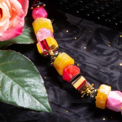 Halskette Diva, Detailansicht links Achat-, Resin-, Hämatit und vergoldete Metallperlen Halskette Diva, Detailansicht links Achat-, Resin-, Hämatit und vergoldete Metallperlen