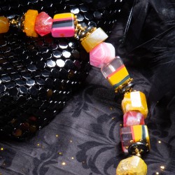 Halskette Diva, Detailansicht rechts Achat-, Resin-, Hämatit und vergoldete Metallperlen Halskette Diva, Detailansicht rechts Achat-, Resin-, Hämatit und vergoldete Metallperlen