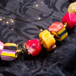 Halskette Diva, Nahaufnahme vorn Achat- (mit Straß), Resin-, Hämatit- und vergoldete Metallperlen
