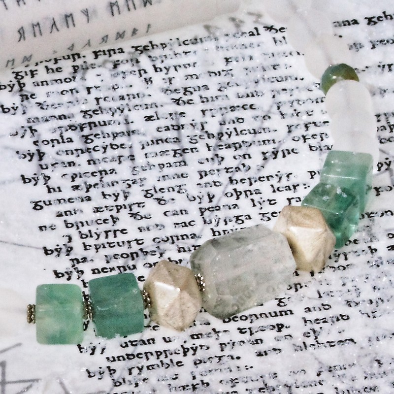 Schmuck-Set Kristallzauber, Nahaufnahme der Kette vorn mit Phantomquarz, Metallperlen, Fluorit-Würfeln und Bergkristall-Kugeln