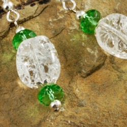 Ohrringe Glitzerkristalle, Detailansicht der Ohrringanhänger aus Bergkristall und Kristallglas Ohrringe Glitzerkristalle, Detailansicht der Ohrringanhänger aus Bergkristall und Kristallglas