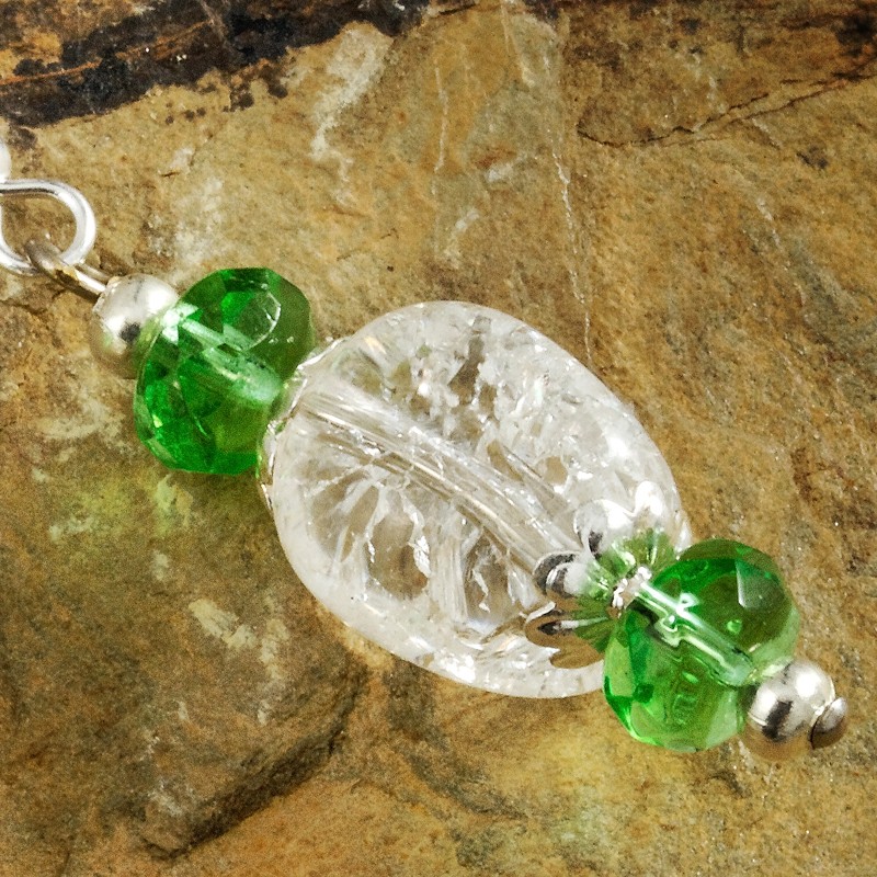 Ohrringe Glitzerkristalle, Nahaufnahme vom rechten Ohrringanhänger aus Bergkristall und Kristallglas