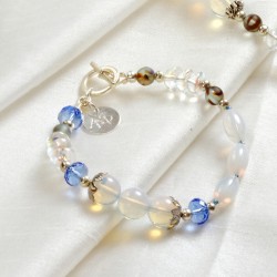 Schmuck-Set Nike, Nahaufnahme vom Armband aus Opalglas, Glasnuggets und Schliffkristall Schmuck-Set Nike, Nahaufnahme vom Armband aus Opalglas, Glasnuggets und Schliffkristall