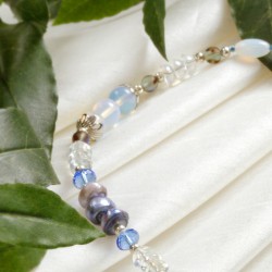 Schmuck-Set Nike, Nahaufnahme der Kette links mit Opalglas, Glasnuggets, Zuchtperlen und Schliffkristallen Schmuck-Set Nike, Nahaufnahme der Kette links mit Opalglas, Glasnuggets, Zuchtperlen und Schliffkristallen