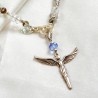 Schmuck-Set Nike, Nahaufnahme vom abnehmbaren Kettenanhänger mit versilberter Engel-Figur