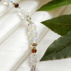 Schmuck-Set Nike, Detailansicht der Kette rechts mit Opalglas, Glasnuggets und mattierten Glasperlen Schmuck-Set Nike, Detailansicht der Kette rechts mit Opalglas, Glasnuggets und mattierten Glasperlen