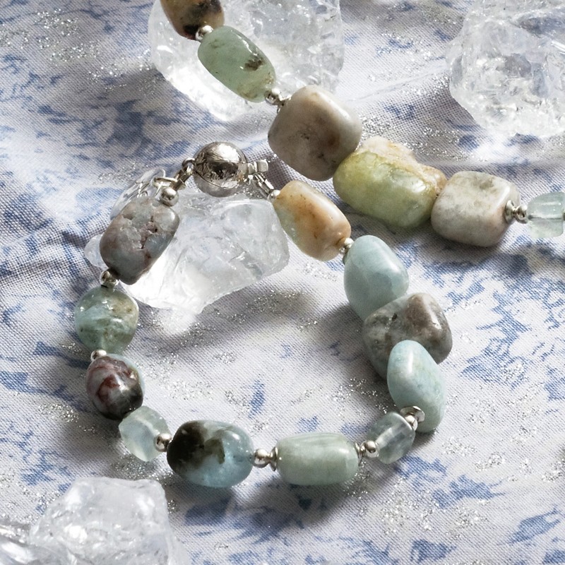 Schmuck-Set Glacier, Nahaufnahme vom Armband aus Aquamarin und Fluorit-Würfeln Schmuck-Set Glacier, Nahaufnahme vom Armband aus Aquamarin und Fluorit-Würfeln