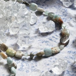 Schmuck-Set Glacier, Detailansicht der Kette mit Aquamarin, Schlangenhaut-Achat und Fluorit-Würfeln Schmuck-Set Glacier, Detailansicht der Kette mit Aquamarin, Schlangenhaut-Achat und Fluorit-Würfeln