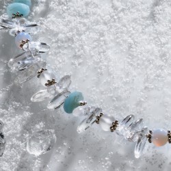 Halskette Schneekönigin, Detailsnsicht der Bergkristall-, Aquamarin-, Chalcedon- und Metallperlen links Halskette Schneekönigin, Detailsnsicht der Bergkristall-, Aquamarin-, Chalcedon- und Metallperlen links