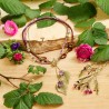 Halskette aus Metall und Glas